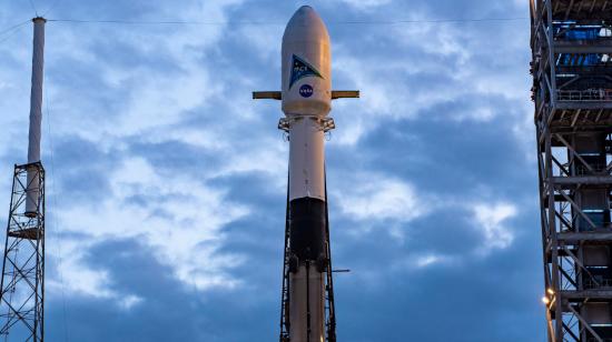 Vista frontal del satélite de la NASA, llamado PACE, a bordo de un cohete de Space X, en Florida, el 7 de febrero de 2024.