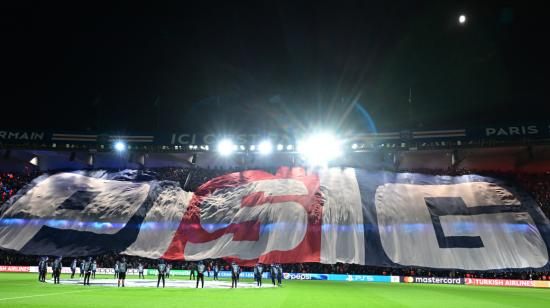 Los seguidores (PSG muestran una bandera gigante antes del partido de fútbol del Grupo F de la Champions League ante el AC Milan, en el Parque de los Príncipes de París, el 25 de octubre de 2023.