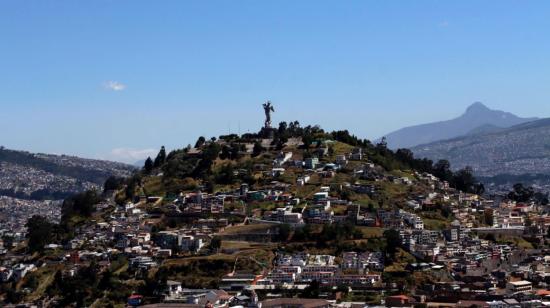 Panorámica de Quito con vista a la Virgen del Panecillo. 