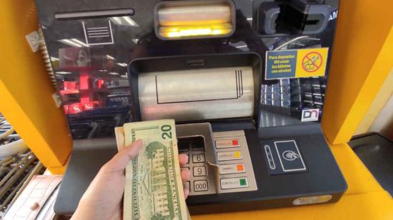 Imagen referencial de dinero en efectivo en un cajero en Quito, 8 de febrero de 2024.