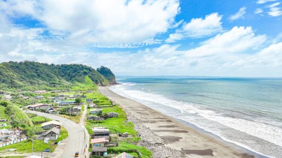 Una imagen muestra la playa del cantón Muisne, en enero de 2024.