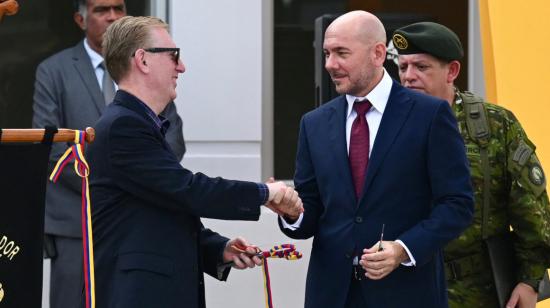 Imagen referencial de la cooperación entre EE.UU. y Ecuador: el embajador estadounidense Michael Fitzpatrick, junto al ministro de Defensa, Giancarlo Loffredo, en Guayaquil, el 7 de febrero de 2024.