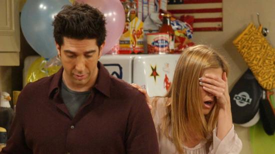 Jennifer Aniston y David Schwimmer en una escena de la icónica serie 'Friends'.