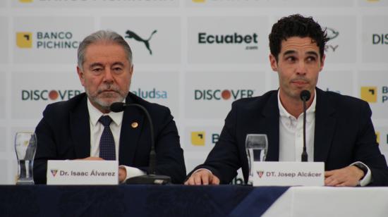 Isaac Álvarez y Josep Alcácer en la presentación del nuevo cuerpo técnico, 12 de enero de 2024.