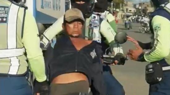 Momentos en que una moto de la ATM, con dos  agentes a bordo, golpea a un ciudadano en Pascuales, el 8 de febrero de 2024.