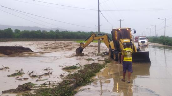 Inundación en la vía Rocafuerte - Portoviejo en el sector Tres Charcos, en Manabí, el 9 de febrero de 2024.