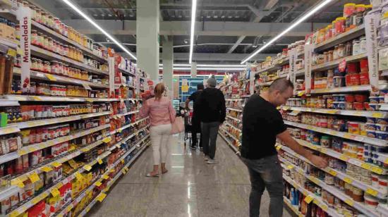 Imagen referencial de clientes en un supermercado del norte de Quito, 8 de febrero de 2024.