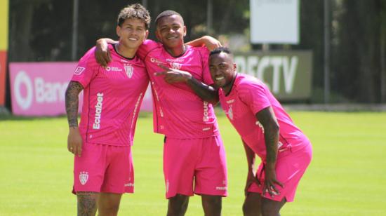 Jordy Alcívar, Keny Arroyo y Renato Ibarra en un entrenamiento con Independiente del Valle, 22 de enero de 2024.