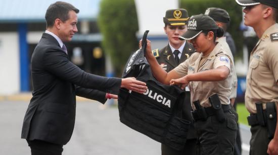 El presidente Daniel Noboa entregando chalecos a policías en Quito, el 22 de enero de 2024.