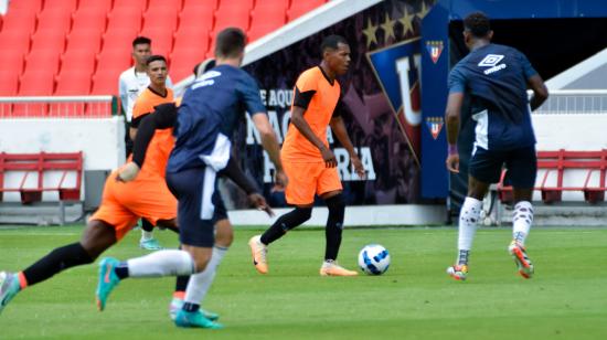 Jugadores de Liga de Quito y Universidad Católica en u partido amistoso en el estadio Rodrigo Paz Delgado, 9 de febrero de 2024.