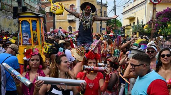 Los juerguistas participan en el desfile del grupo "bloco" del carnaval callejero 'Ceu a Terra' en el barrio de Santa Teresa en Río de Janeiro, Brasil, el 4 de febrero de 2024. 