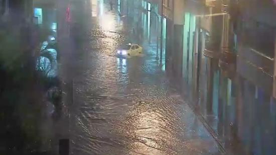 Imagen de un sector del centro de Guayaquil, durante la lluvia del 8 de febrero de 2024.