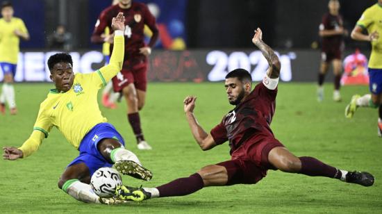 Endrick disputa un balón en el partido entre Brasil y Venezuela, por el Preolímpico, el 8 de febrero de 2024.