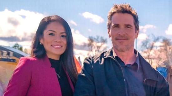 Andrea Alarcón, consejera de la ciudad de Palmdale, California, junto al actor Christian Bale, en la inauguración del proyecto para los hermanos sin hogar.