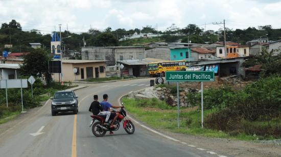 Una vista del ingreso a la comuna Juntas del Pacífico, ubicada al norte de donde se prevé construir una nueva cárcel, en el interior de la provincia de Santa Elena.