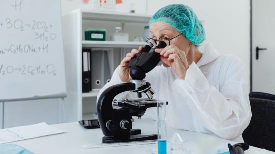 Imagen referencial de una investigadora en un laboratorio.