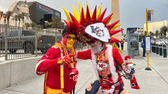 Aficionados de los Kansas City Chiefs posan para EFE, el 9 de febrero de 2023, en Las Vegas.