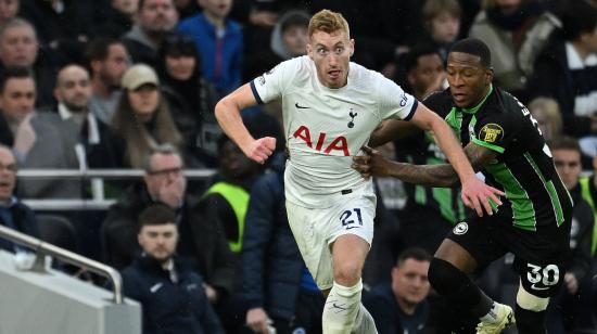 El defensor ecuatoriano de Brighton, Pervis Estupinan, disputa un balón con el centrocampista sueco de Tottenham Hotspur Dejan Kulusevski, el 10 de febrero de 2024.