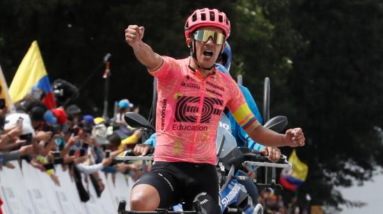 El ecuatoriano Richard Carapaz de EF Education Easypost celebra al ganar la quinta etapa del Tour Colombia 2024, el 10 de febrero.
