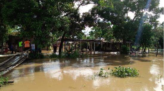 Las lluvias en Guayas ocasionaron el desbordamiento del estero Briceño, en Salitre. El Inocar prevé más precipitaciones en la costa.