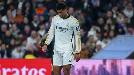 Jude Bellingham, del Real Madrid, abandona el terreno de juego tras caer lesionado ante el Girona, el 10 de febrero de 2024.