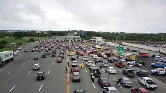 Gran afluencia vehicular se dio en el peaje de Chongón, por carros que salían desde Guayaquil por el feriado de carnaval, este 11 de febrero de 2024.