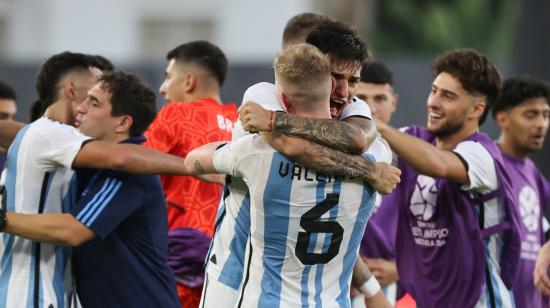 Santiago Castro y Nicolás Valentini de Argentina celebran luego de vencer a Brasil en el Preolímpico Sub 23, el 11 de febrero de 2024.