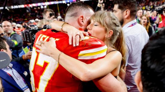 El jugador de los Kansas City Chiefs, Travis Kelce (i) abraza a su novia, la cantante Taylor Swift (d) tras la victoria de su equipo ante los San Fransisco 49ers durante el Super Bowl LVIII, el 11 de febrero de 2024.