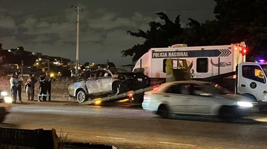 Una camioneta negra municipal quedó con la parte frontal destruida tras un choque provocado por un conductor ebrio. El siniestro se registró en la vía Perimetral, en Guayaquil. 