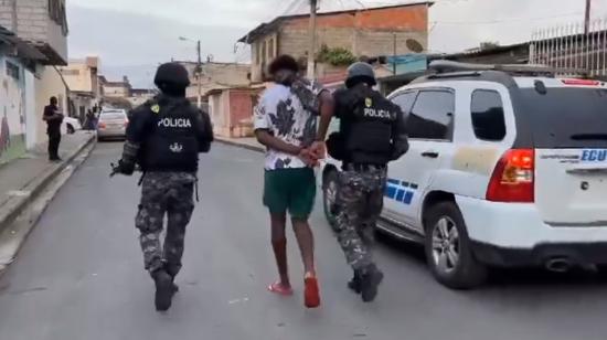 Uno de los detenidos en el operativo en el sector Proletarios sin Tierra, sur de Guayaquil, el 14 de febrero de 2024.