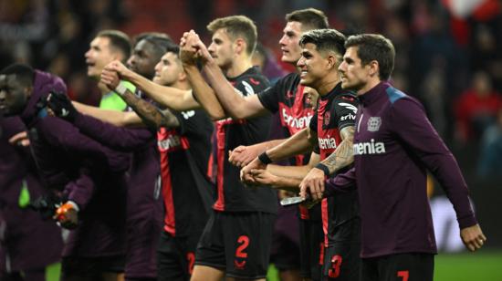 Piero Hincapié celebra junto a sus compañeros tras vencer al Qarabag FK, por Europa League, el pasado 26 de octubre de 2023.