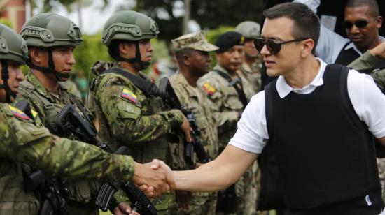 El presidente Daniel Noboa saluda a los militares del Fuerte de Machala, el 14 de febrero de 2024. 