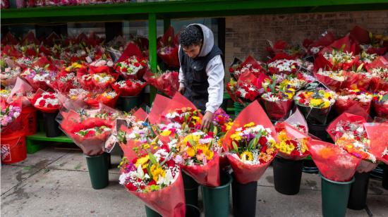 Un trabajador arregla varios arreglos de flores en una tienda de Nueva York, Estados Unidos, el 11 de febrero de 2024.