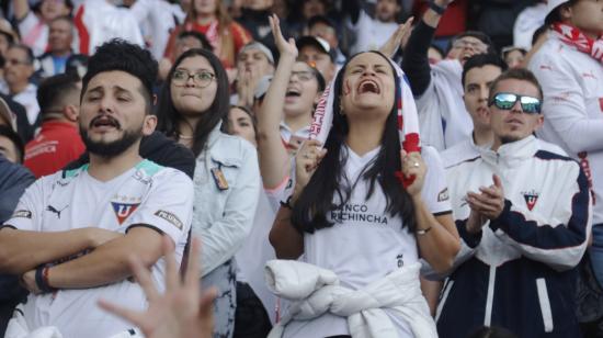 Hinchas de Liga de Quito alentando el domingo 17 de diciembre de 2023, en el estadio Rodrigo Paz Delgado.