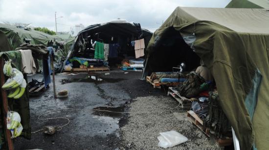 Militares colocan grava en el ingreso de sus carpas para evitar que el lodo corra bajo los palets de madera donde colocan sus colchonetas, en la Penitenciaría del Litoral.