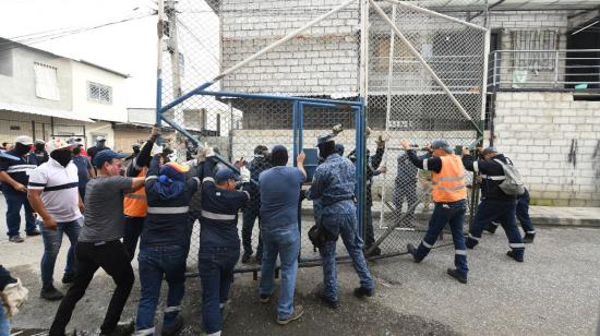 Personal municipal retirando una de las rejas colocadas en el sur de Guayaquil, el 14 de febrero de 2024.