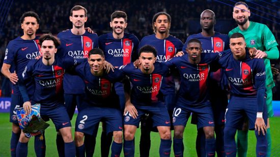 Los jugadores del PSG posan para una foto, el miércoles 14 de febrero de 2024.