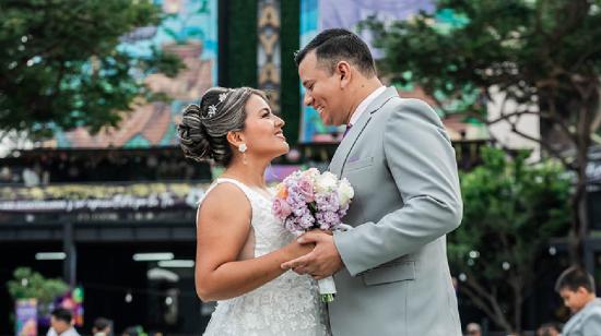 Una pareja de recién casados en una plaza de Guayaquil.