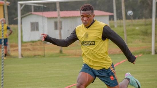 Yorkaeff Caicedo, durante un entrenamiento con Deportivo Cuenca.