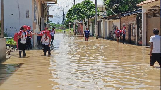 Familias afectadas por el desbordamiento del río Chaguana, en la parroquia Tendales, cantón El Guabo, el 13 de febrero de 2024.