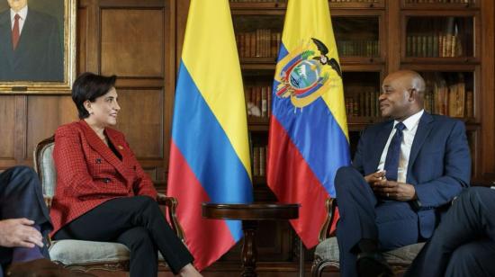 La canciller de Ecuador, Gabriela Sommerfeld, y el viceministro ed Relaciones Exteriores de Colombia, Francisco Coy, en una reunión bilateral el 14 de febrero de 2024.