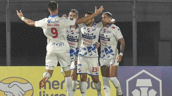 Los jugadores de Nacional de Paraguay celebran un gol en el estadio Defensores del Chaco, el 15 de febrero de 2024.