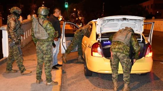 Militares efectúan un control durante el horario de toque de queda en Cuenca, el 9 de febrero de 2024.