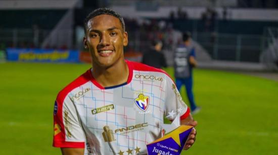 Ronny Borja, durante su época en El Nacional, reconocido como jugador del partido por parte de LigaPro.