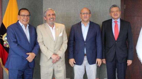 El procesado por el caso Encuentro, Hernán Luque (primero desde la derecha), cuando era presidente de EMCO, en abril de 2022.