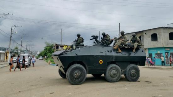 Una tanqueta militar transita por Socio Vivienda, en el marco de una intervención policial al noroeste de Guayaquil. 