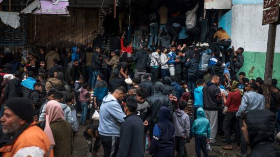 Miles de palestinos se agolpan en una panadería de Rafah, sur de Gaza, el 15 de febrero de 2024.