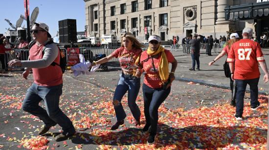 La gente huye después de que se realizaron disparos cerca del desfile de la victoria del Super Bowl LVIII de los Kansas City Chiefs el 14 de febrero de 2024, en Kansas City, Missouri.