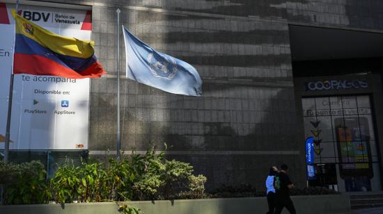 Una bandera de la ONU flamea junto al estandarte de Venezuela, en un edificio de Caracas, el 15 de febrero de 2024.