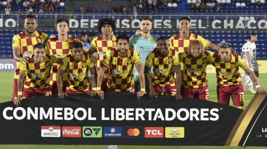 Los jugadores de Aucas posan para una foto en el estadio Defensores del Chaco, el 15 de febrero de 2024.